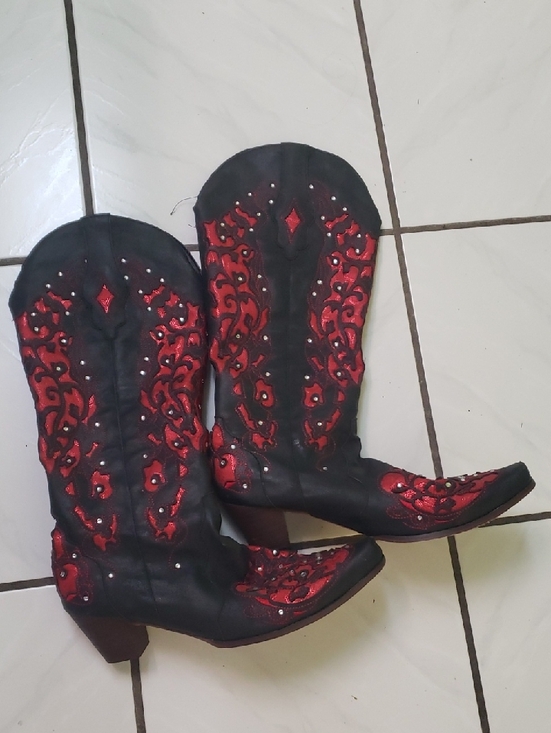 Shoes - Like new leather like black and red Embroidered gemstones Western Cowgirl Boots